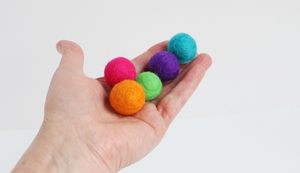 Felt balls : twenty 2 cm felt balls in 10 colours