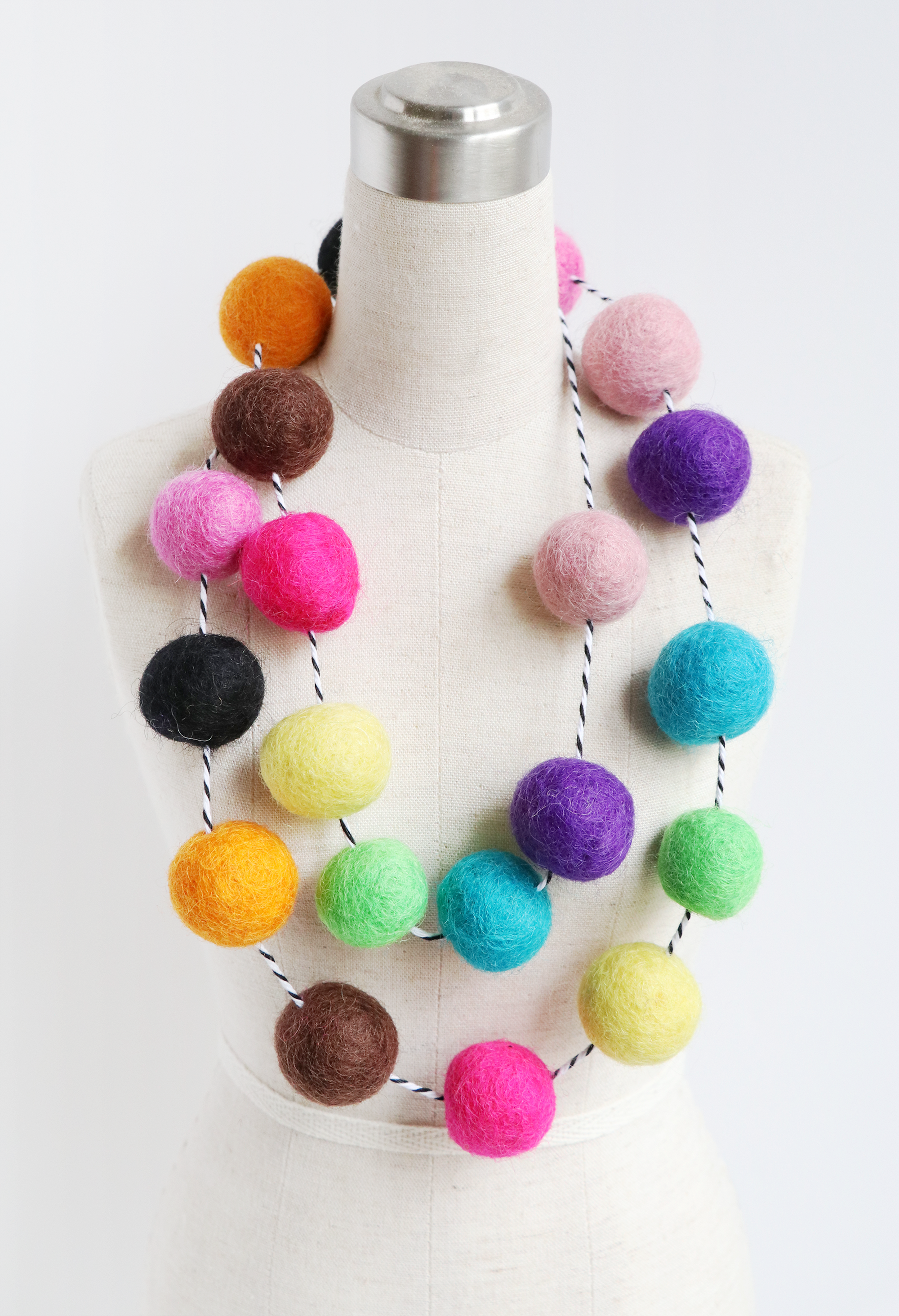 Felt balls : twenty 2 cm felt balls in 10 colours