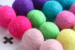 Load image into Gallery viewer, Felt balls : twenty 2 cm felt balls in 10 colours
