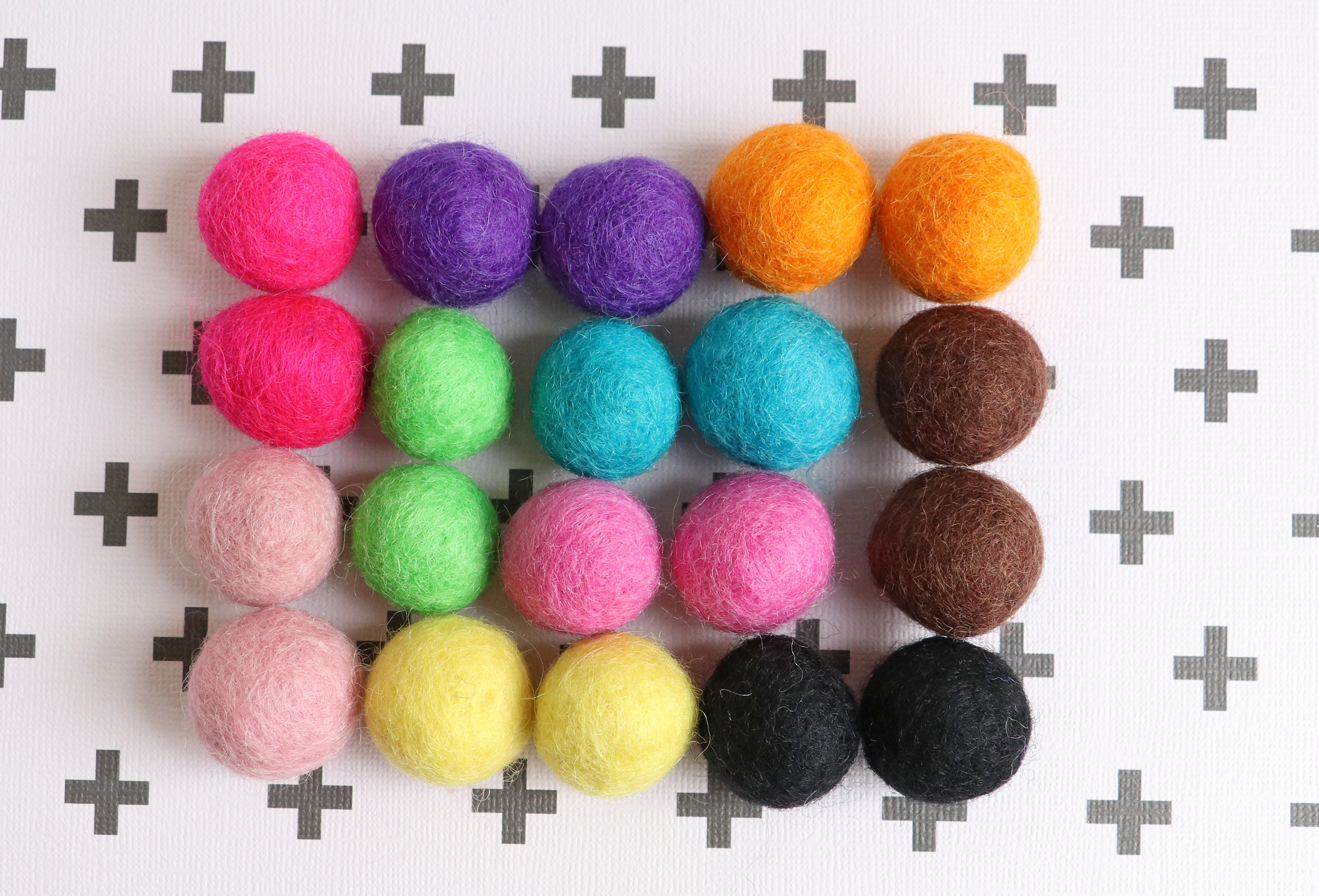 Felt balls : twenty 2 cm felt balls in 10 colours